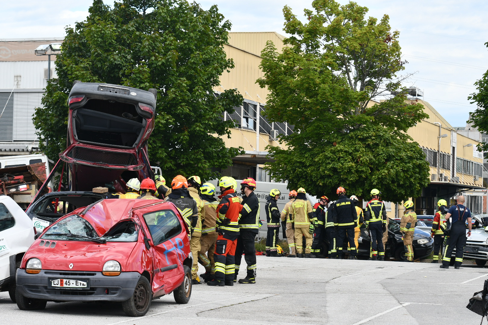 FOTO in VIDEO: Gasilci v Mariboru s simulacijami dejanskih prometnih nesreč urijo svoje znanje