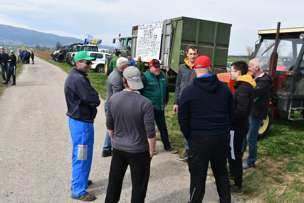 FOTO: Kmeti s traktorji protestirali tudi v Mariboru