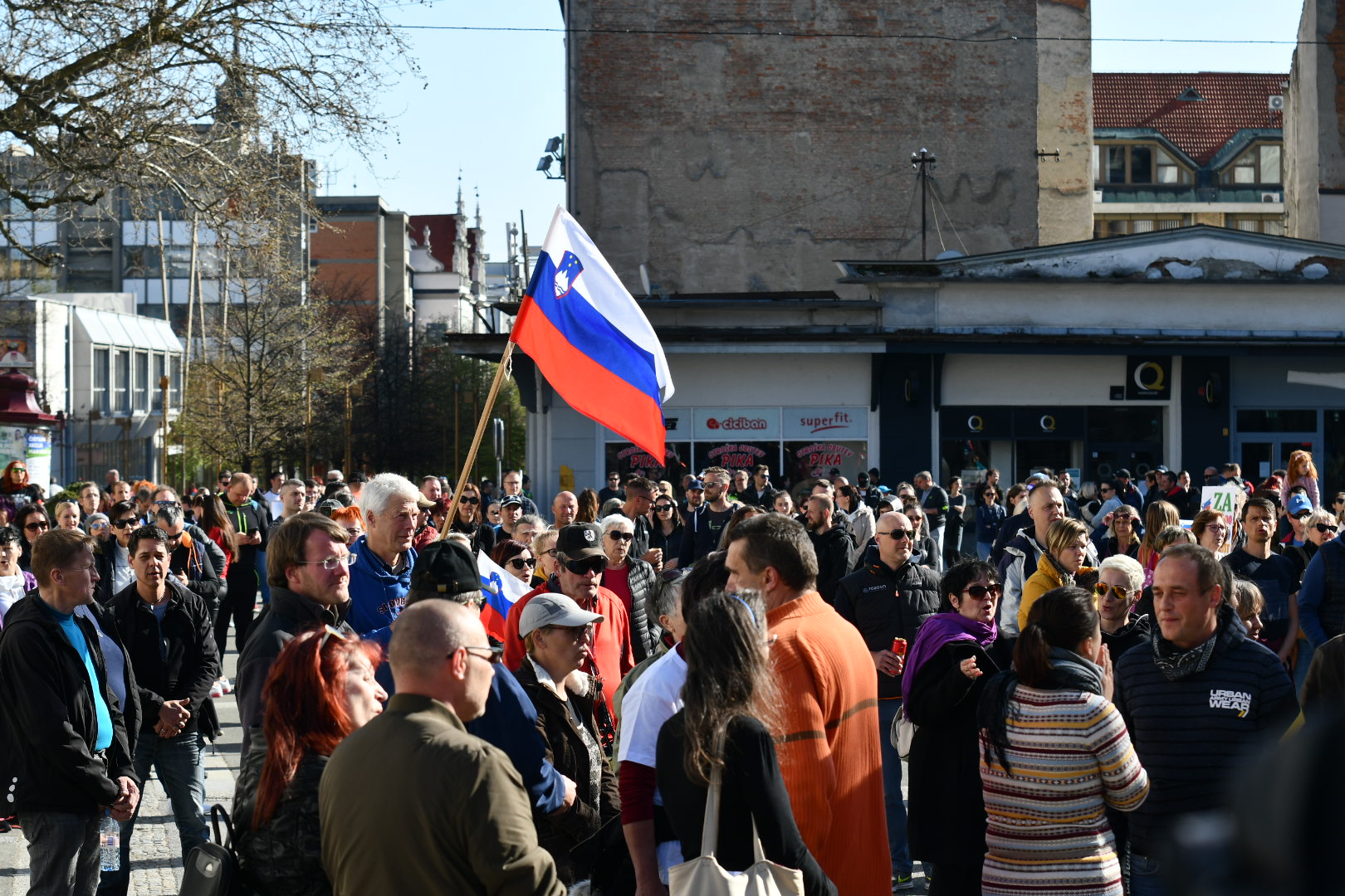 FOTO in VIDEO: Protest na Trgu svobode v Mariboru