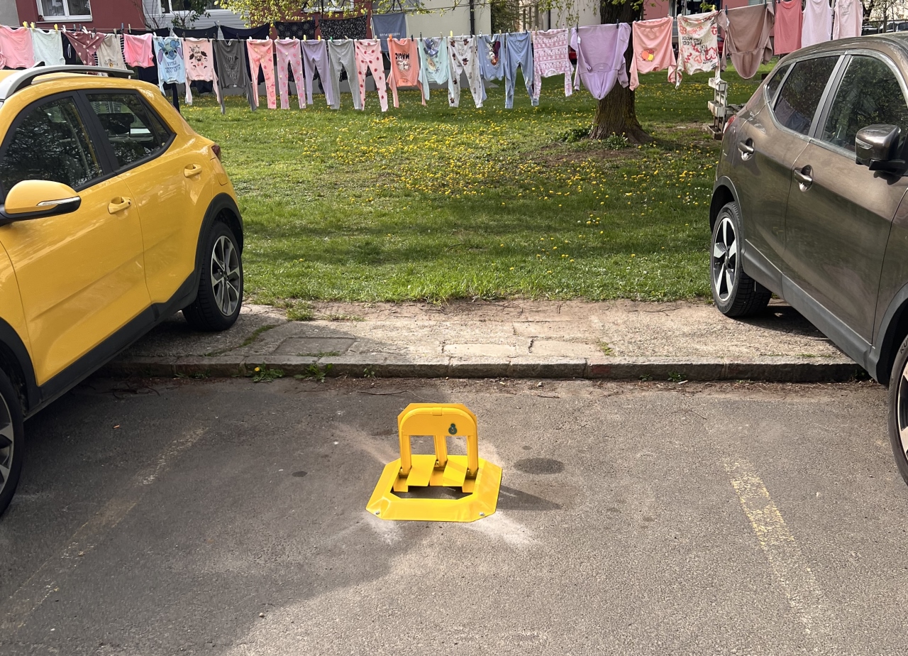 Pomanjkanje parkirnih mest v Mariboru: Si lahko stanovalci postavijo lastne zapornice?