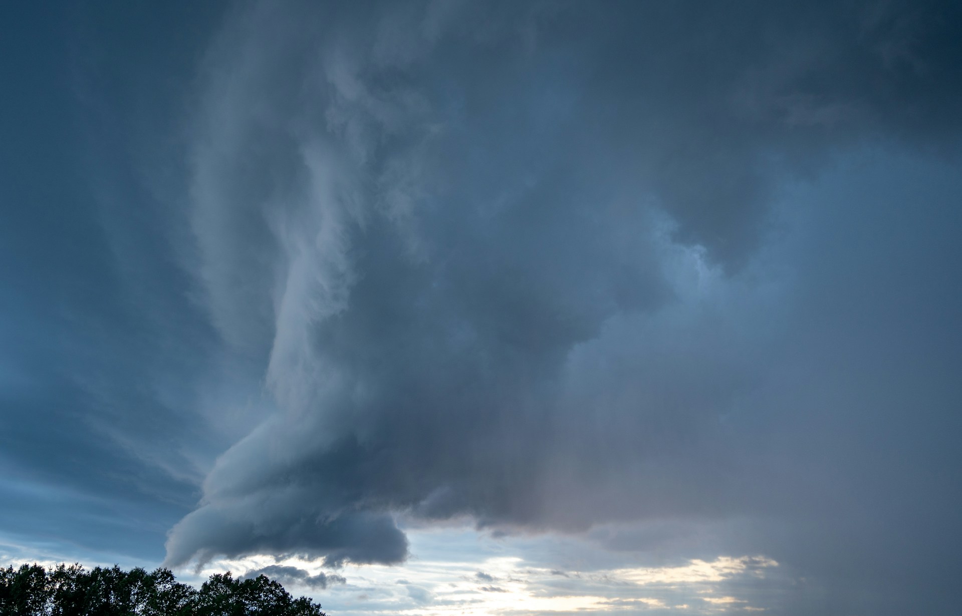 Nad Evropo divja neurje, ki ga meteorologi imenujejo kar bomba: Bo zajelo tudi Slovenijo?
