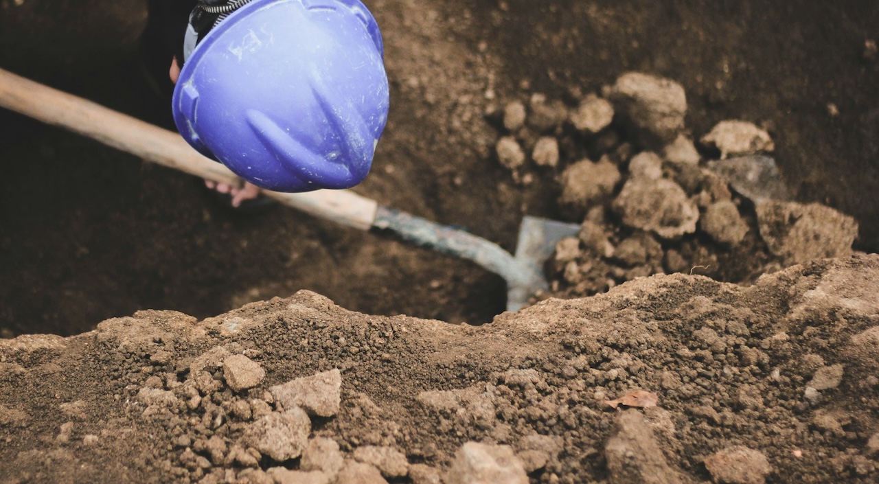 Nenavadno tekmovanje pri sosedih: Zmaga tisti, ki v najkrajšem možnem času izkoplje grob