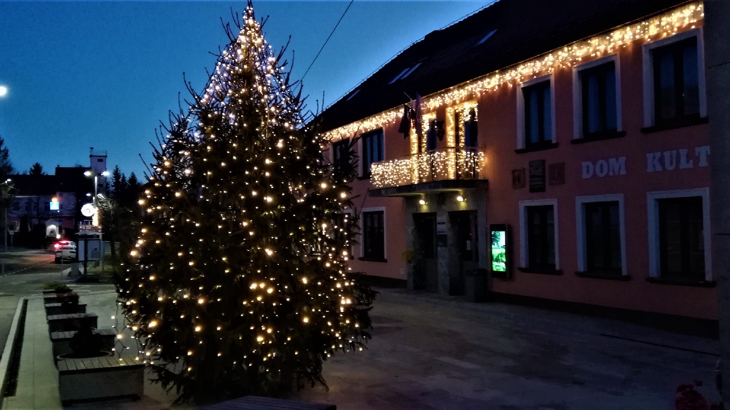 FOTO: Središče občine z novo in barvno usklajeno decembrsko razsvetljavo