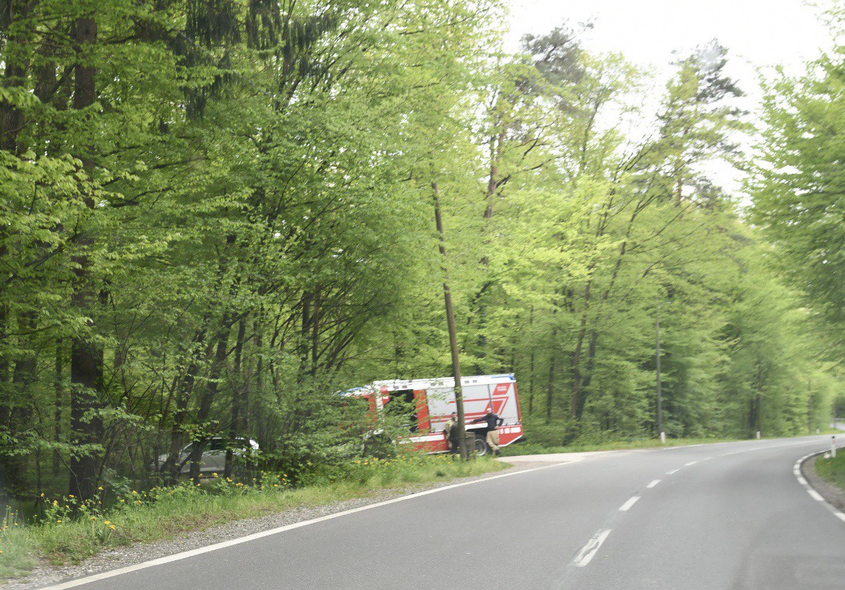 FOTO: V Stražunu našli posode z neznano snovjo
