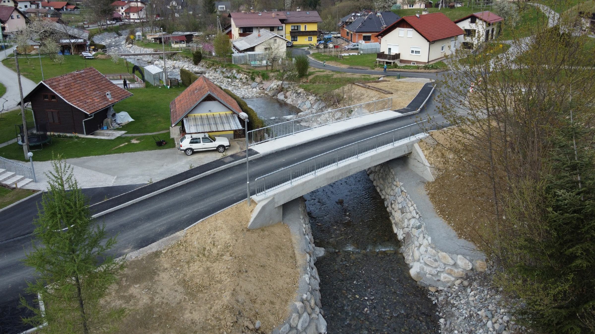 FOTO: V lanskem neurju uničen most zgradili na novo