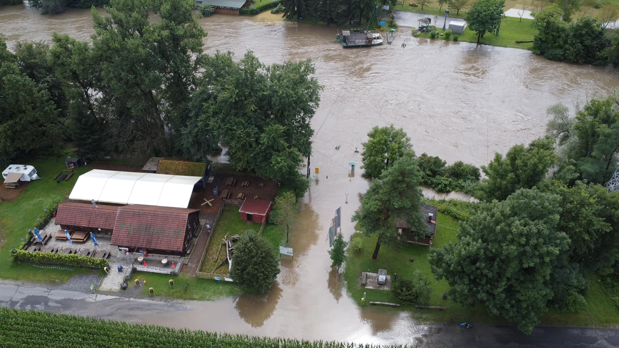 Čeprav se vreme umirja, poplavne površine ob Dravi in Muri ostajajo