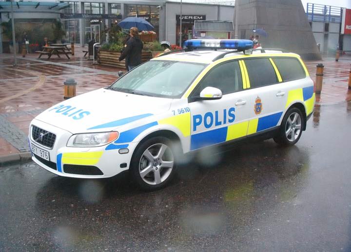 Grozljiv napad na švedski srednji šoli: 18-letnik z nožem in sekiro ubil ženski