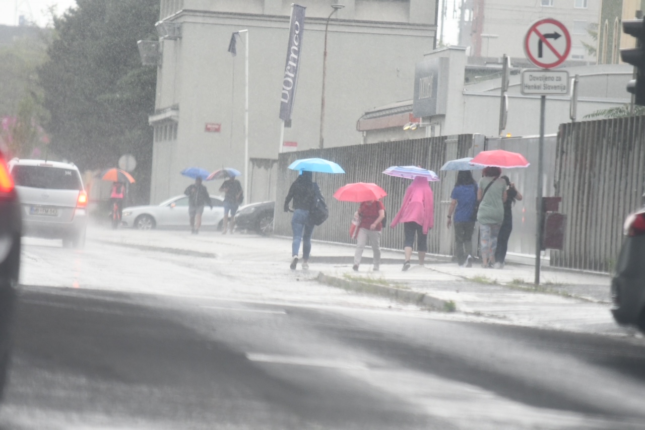 Po neurjih prihaja nova fronta: Slovenijo bodo zajeli dolgotrajni nalivi