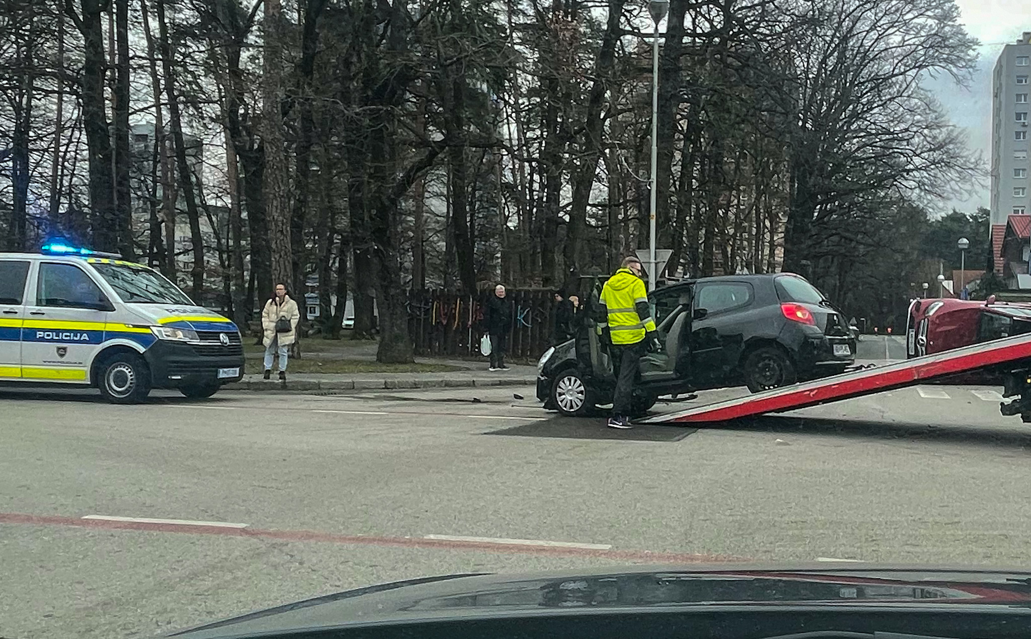 FOTO: Po nesreči na Betnavski cesti vozilo končalo na boku