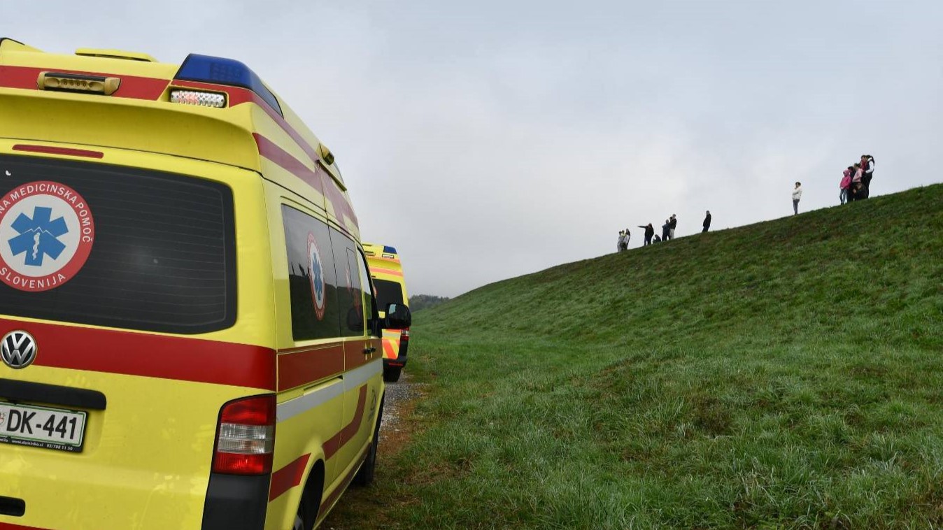 Usodna vožnja po klancu: 78-letni voznik e-skiroja zapeljal s ceste in izgubil življenje
