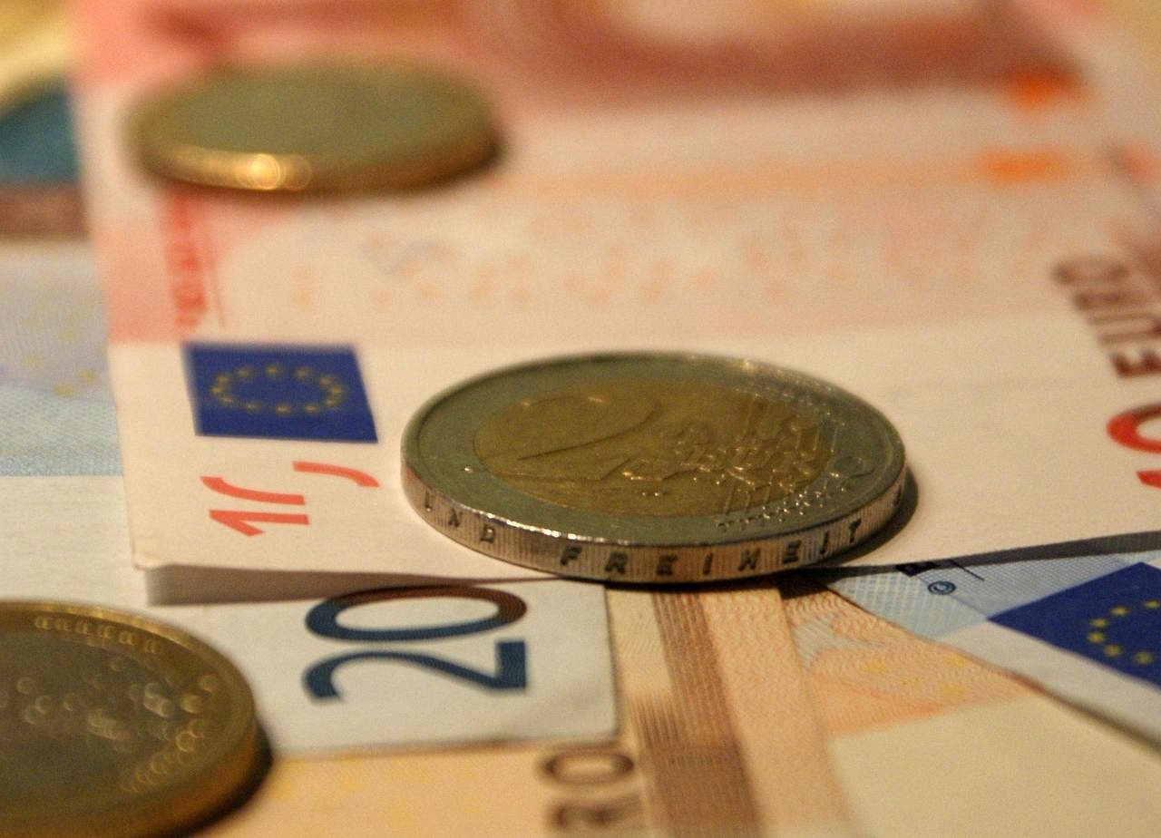 Plače javnih uslužbencev višje že oktobra, kolik se bo jim poznalo na računu?
