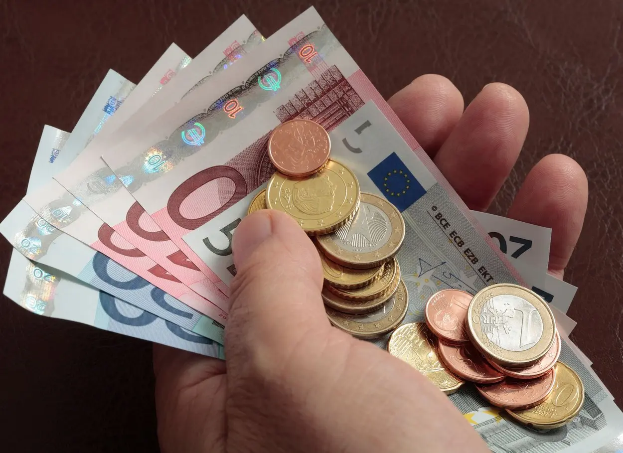 Povprečna plača za leto 2023 je znašala 2220,95 evra bruto