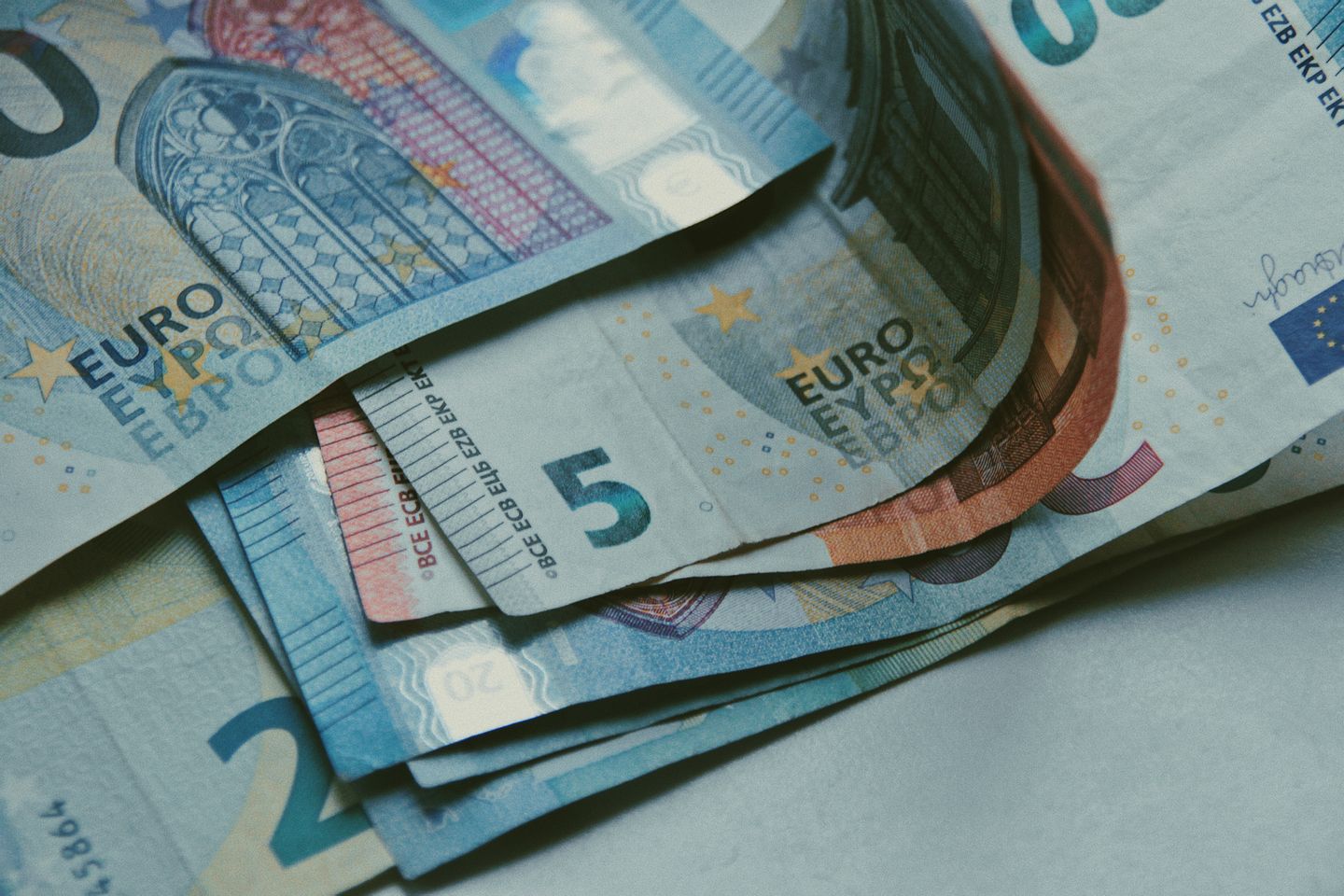 Kar 30.000 družin bi lahko ostalo brez dela socialnih pravic