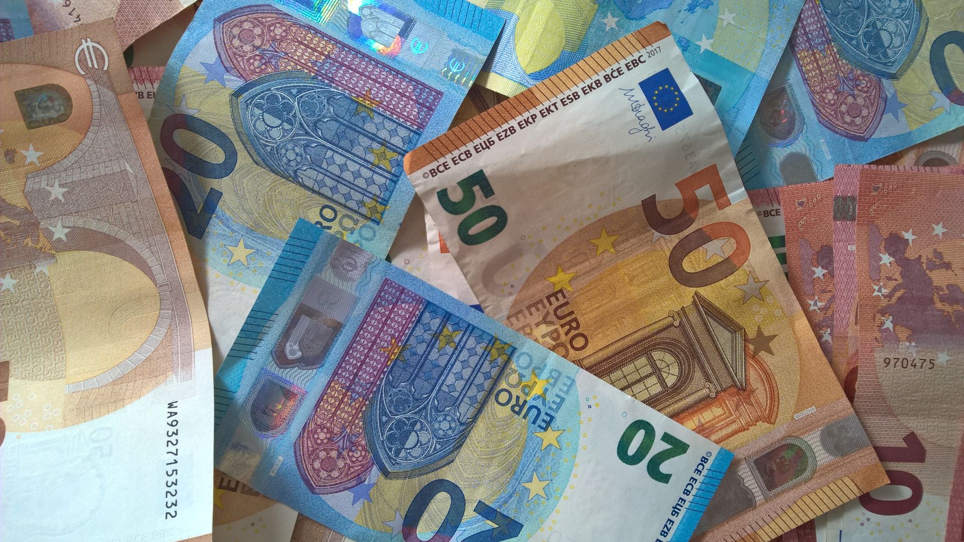Vlada se je pripravljena pogajati o obvezni božičnici, bo na koncu okoli 300 evrov?