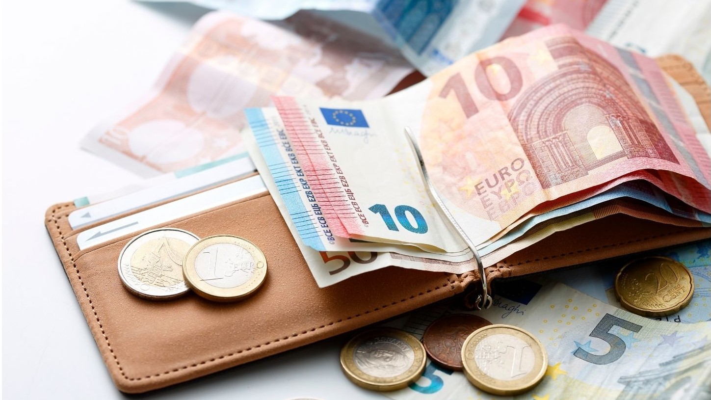Nova obveznost za dolgotrajno oskrbo prizadela delavce - neto plače občutno nižje