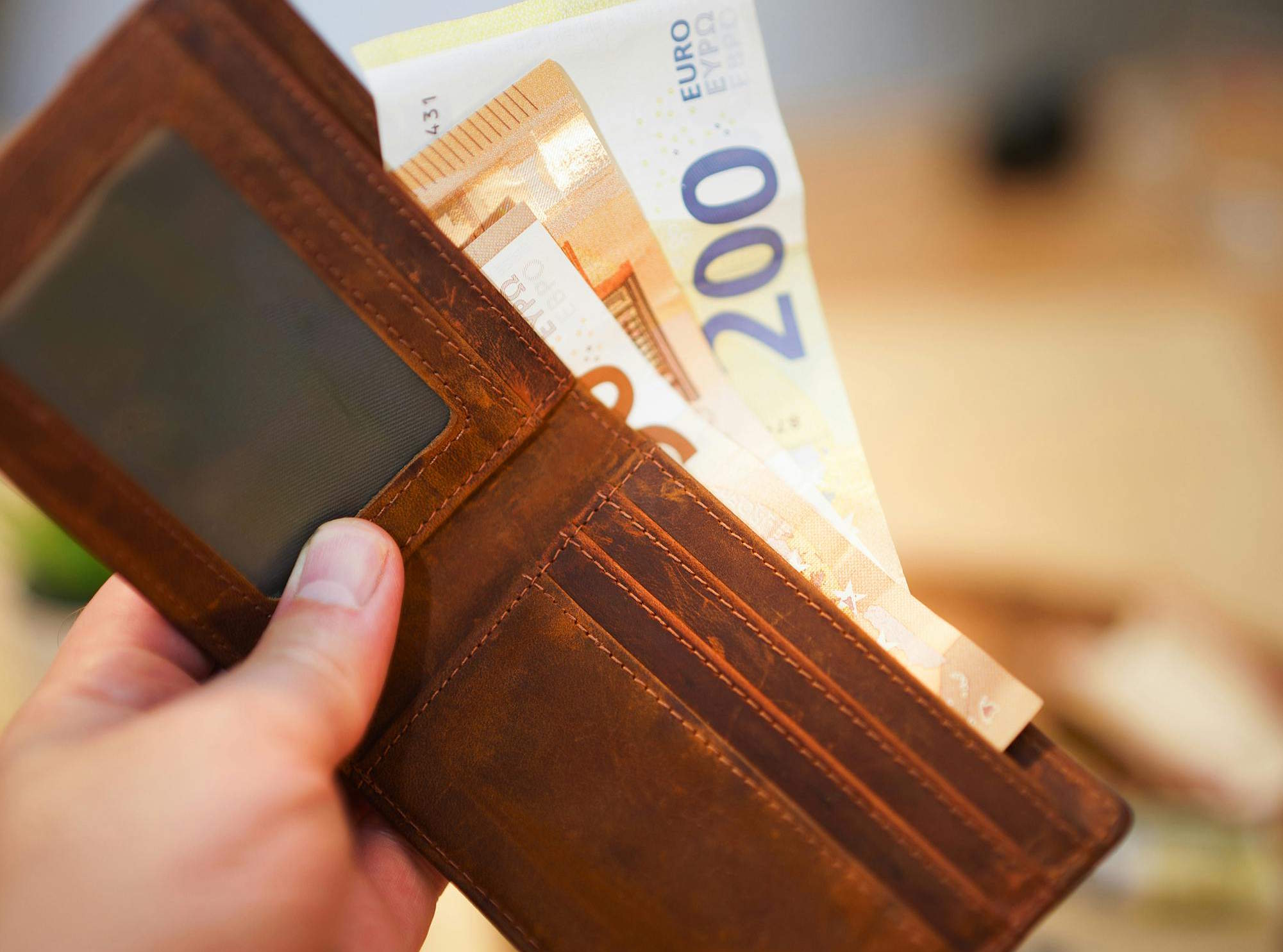 Pred komisijo predlog zakona o vpisu gotovine v ustavo