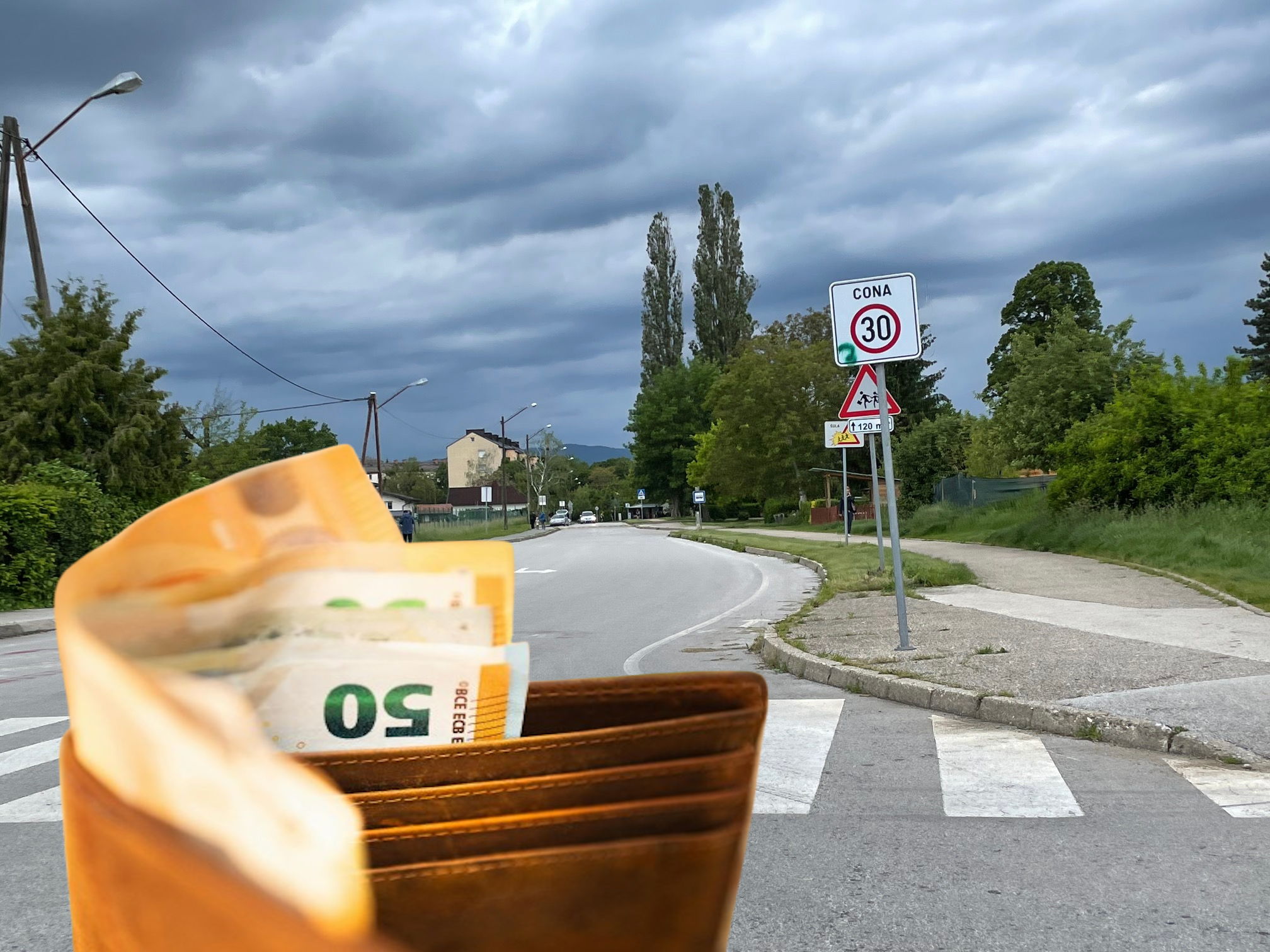 V Mariboru izgubljena denarnica z 1200 evri: Najditelj lahko obdrži ves denar