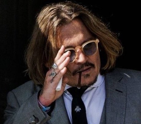 Bivša žena z grozljivimi obtožbami nad Johnnyja Deppa; zlorabil naj bi jo s steklenico