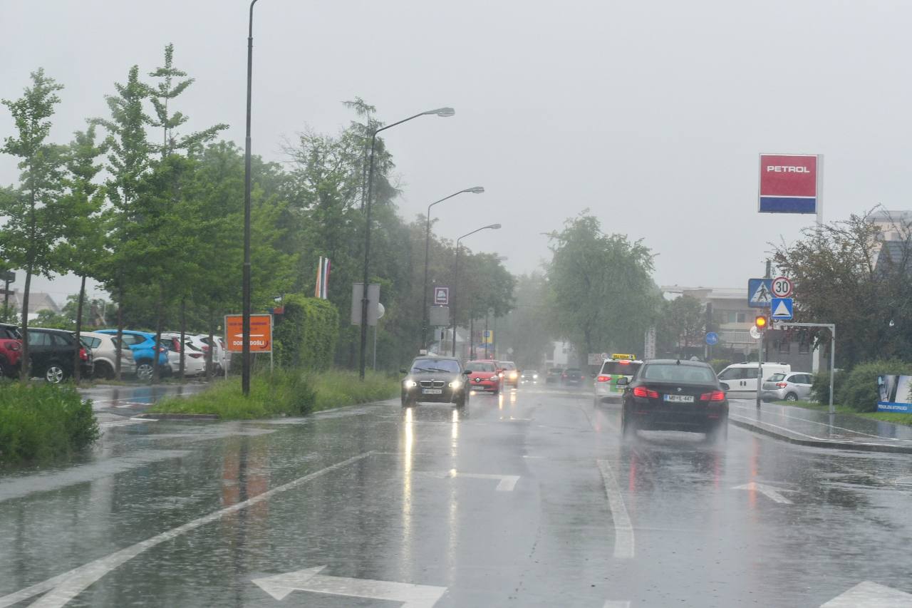 Popoldne prihajajo novi nalivi, na severovzhodu možnost razlivanja rek in hudournikov