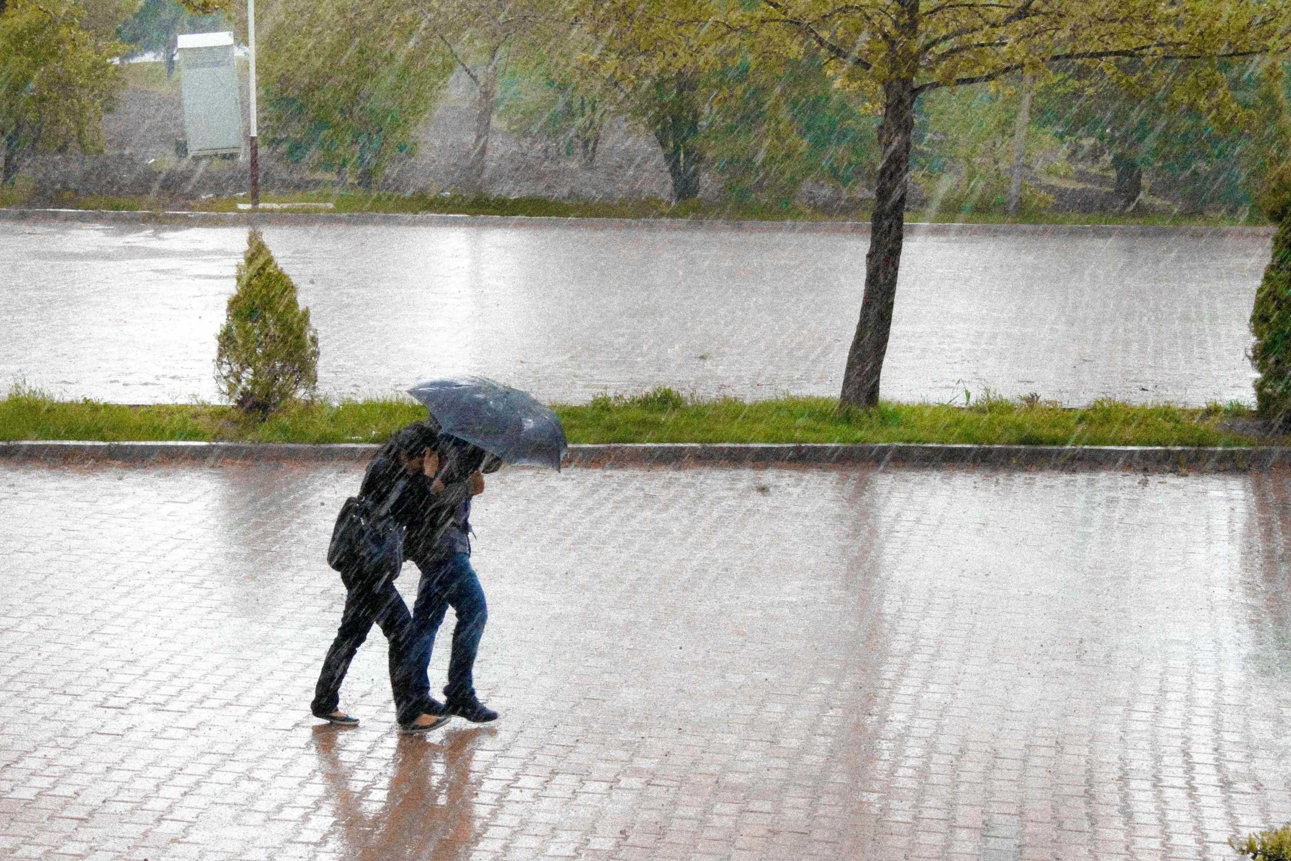 Konec poletne vročine? Meteorologi napovedujejo "stik", ki bo prinesel močne nevihte s točo