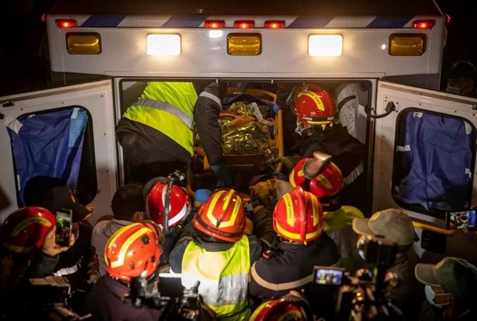 Množica reševalce pozdravila z vzkliki, ne vedoč, da je deček umrl