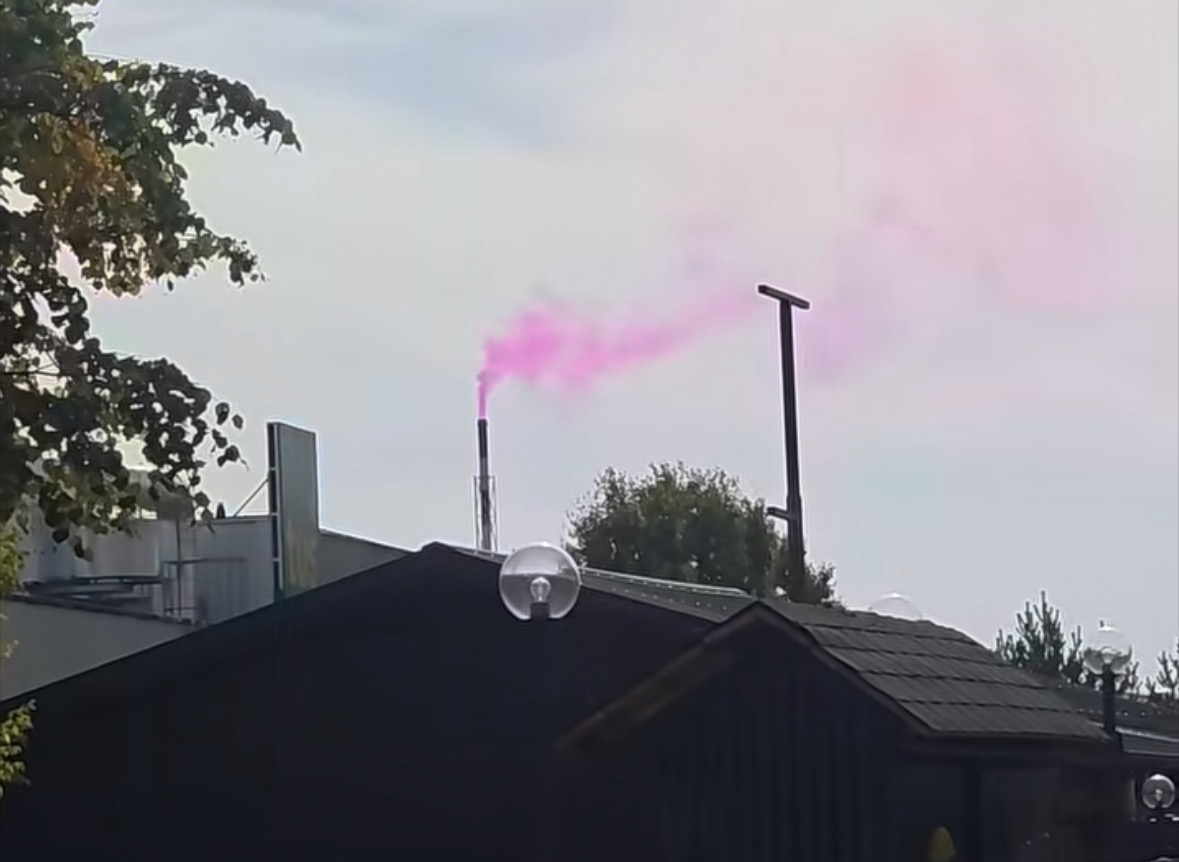 FOTO in VIDEO: Rožnat dim nad Račami vznemiril občane, to so sporočili iz podjetja