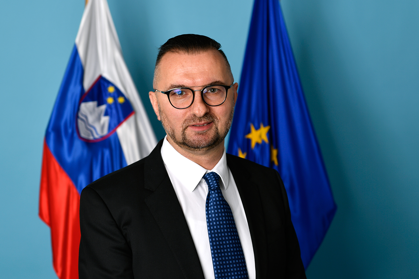 Direktor Sove okužen, zaradi stika z več poslanci pod vprašajem sredino glasovanje o nezaupnici