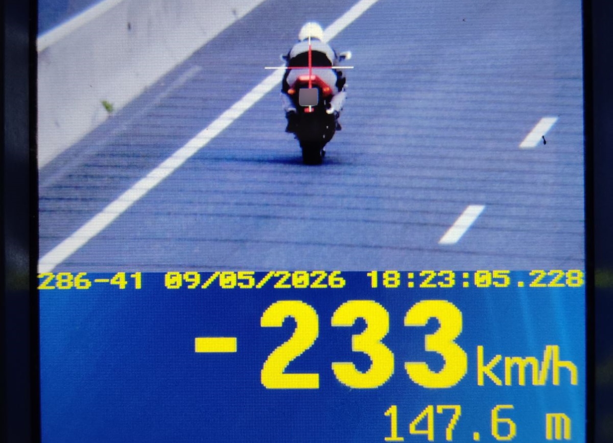 Na gorenjski avtocesti ujeli voznika motorja, ki je divjal z 233 kilometri na uro