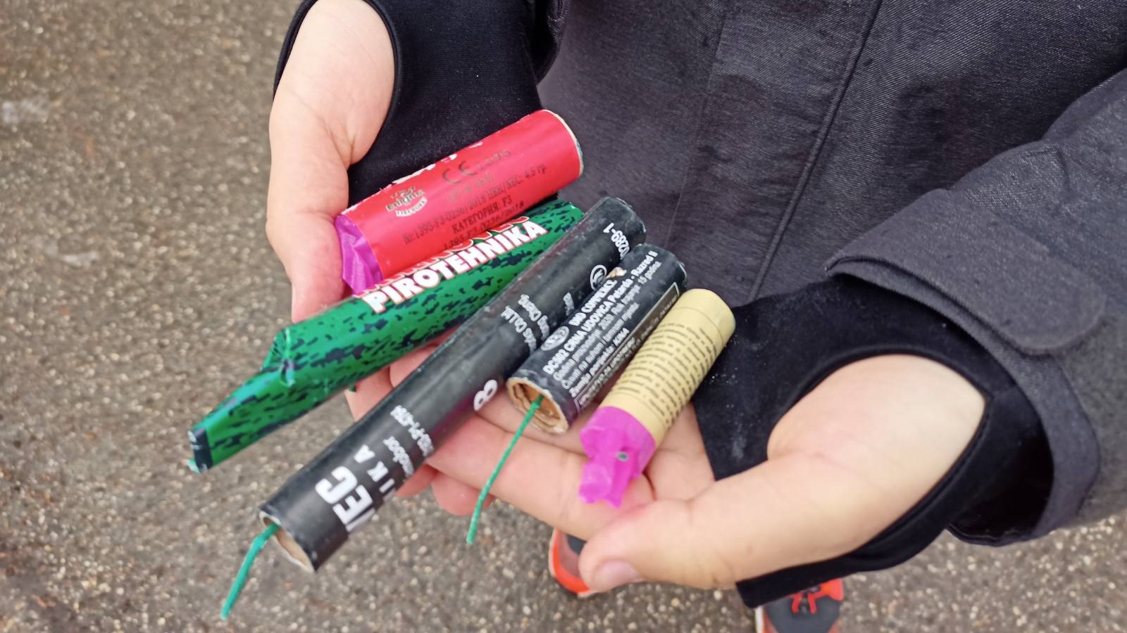 Spletna "slava" se je sprevrgla v kazensko ovadbo: Najstniki s pirotehniko ciljali okna stanovanj in celoten dogodek posneli