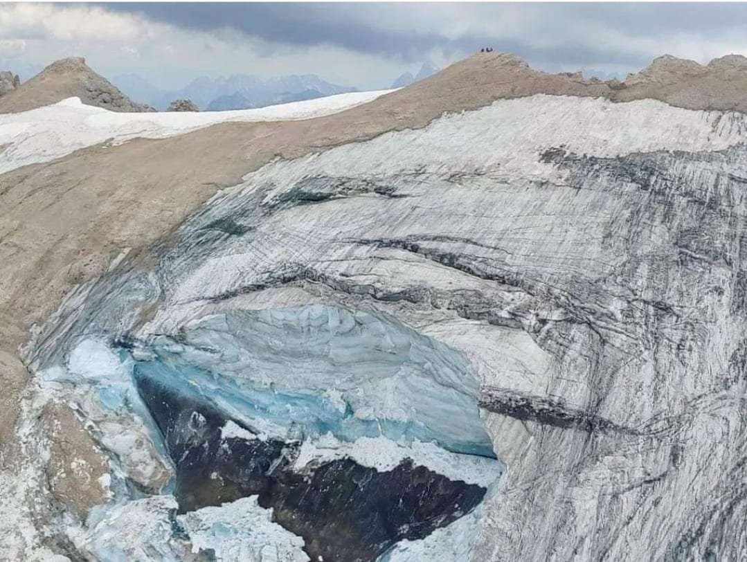 FOTO in VIDEO: V Dolomitih ledenik sprožil plaz, umrlo vsaj 6 ljudi