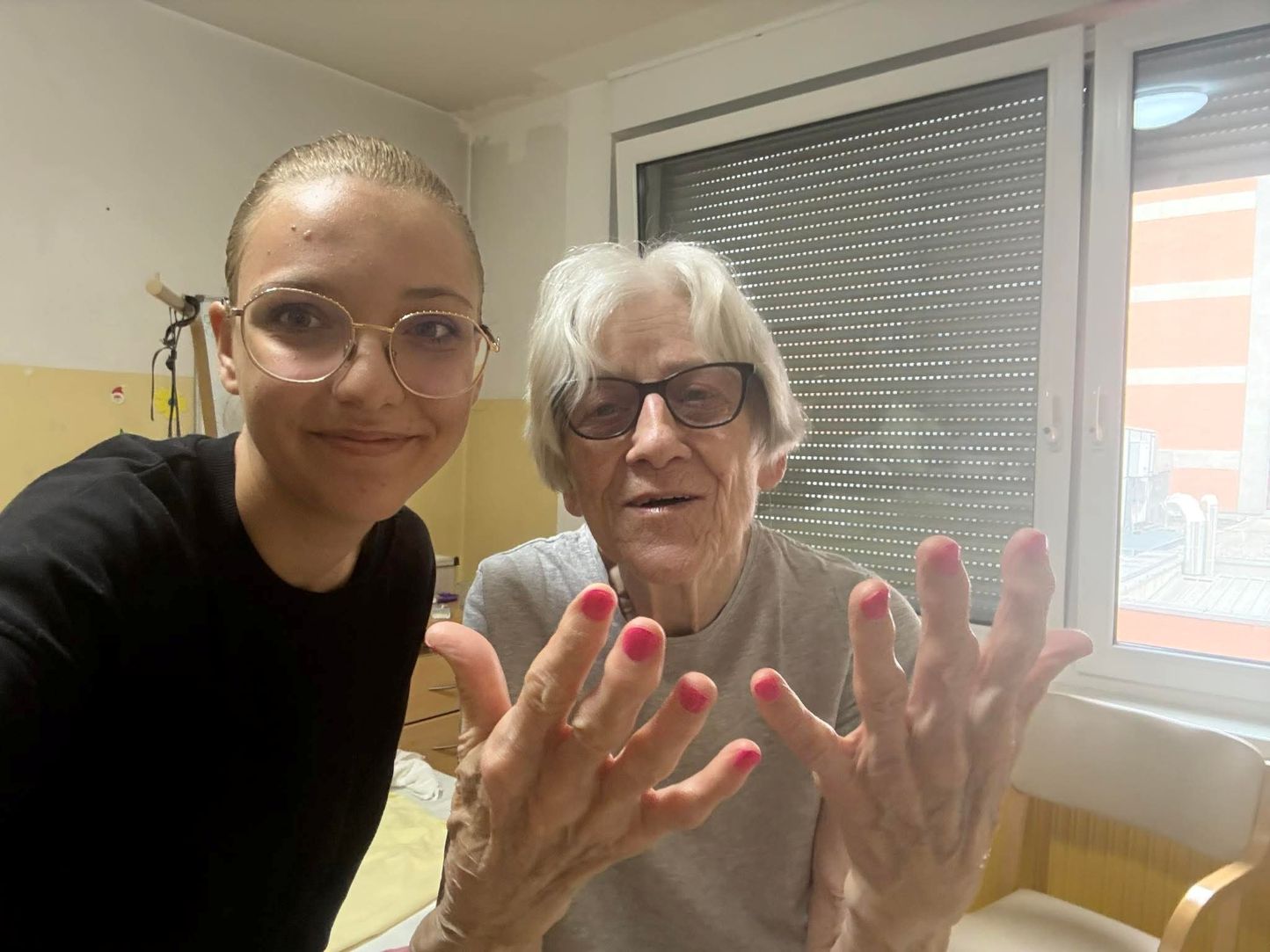 Dijakinja Nina z lepo gesto razveselila stanovalce Doma Danice Vogrinec