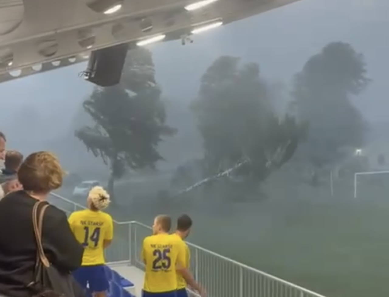 FOTO in VIDEO: Toča in močan veter, v Staršah sredi tekme padlo drevo na igrišče