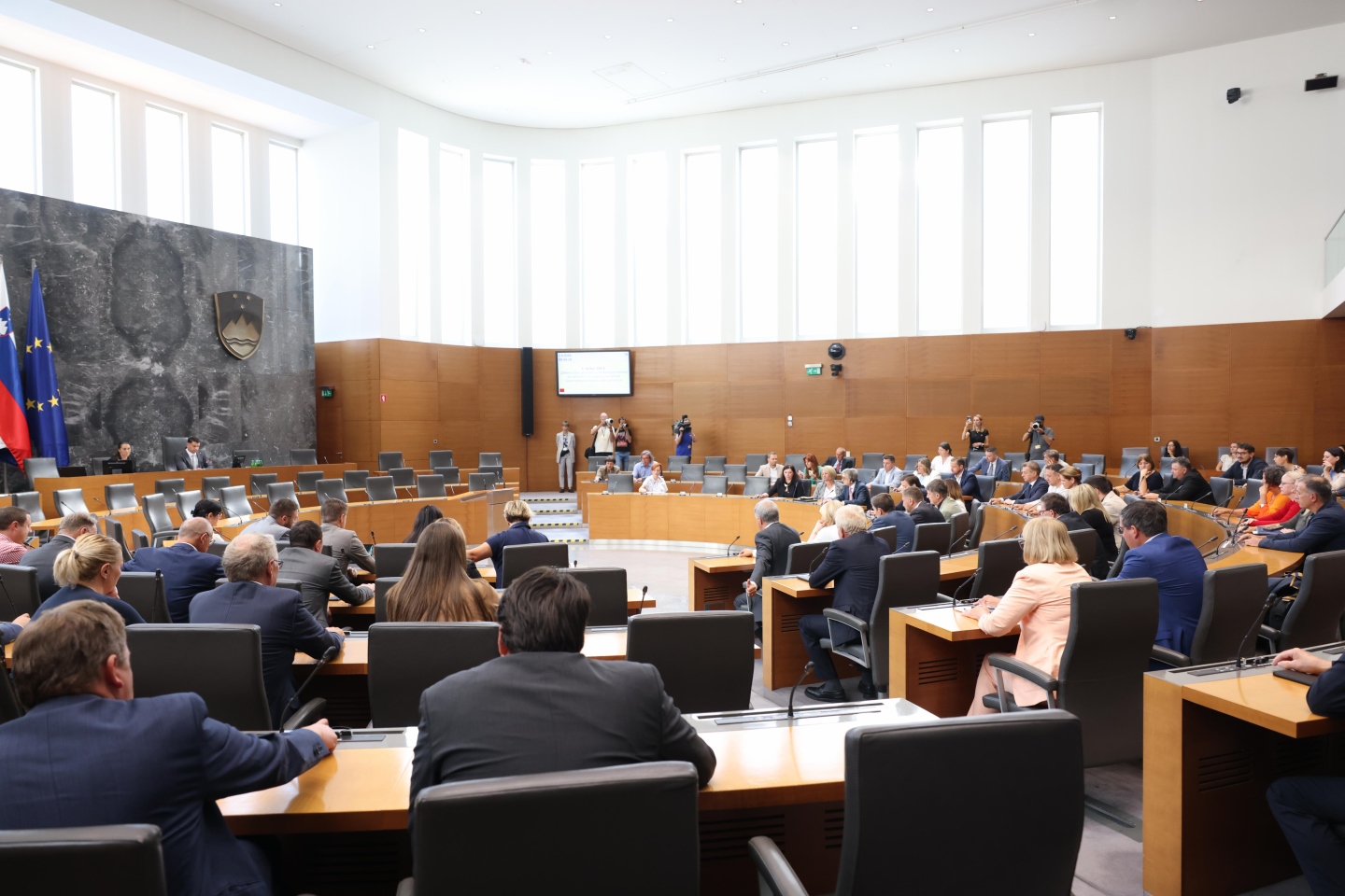 Informacijski pooblaščenec odločil: Državni zbor mora razkriti dneve odsotnosti poslanca