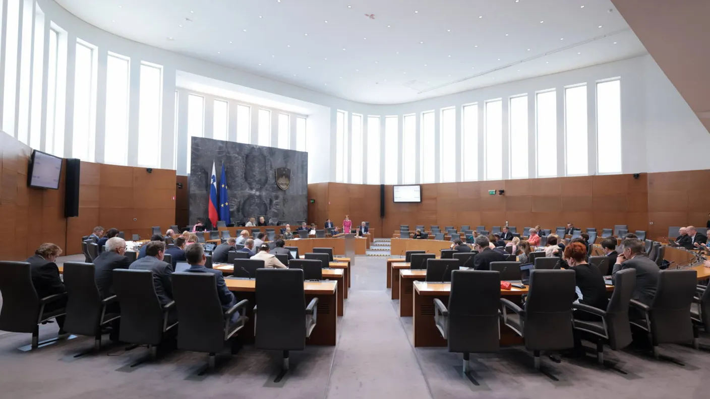 Najnovejša anketa: Sedem strank čez parlamentarni prag