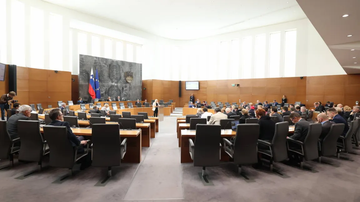 Zmaga tretjega političnega bloka: Državni zbor potrdil interventni zakon