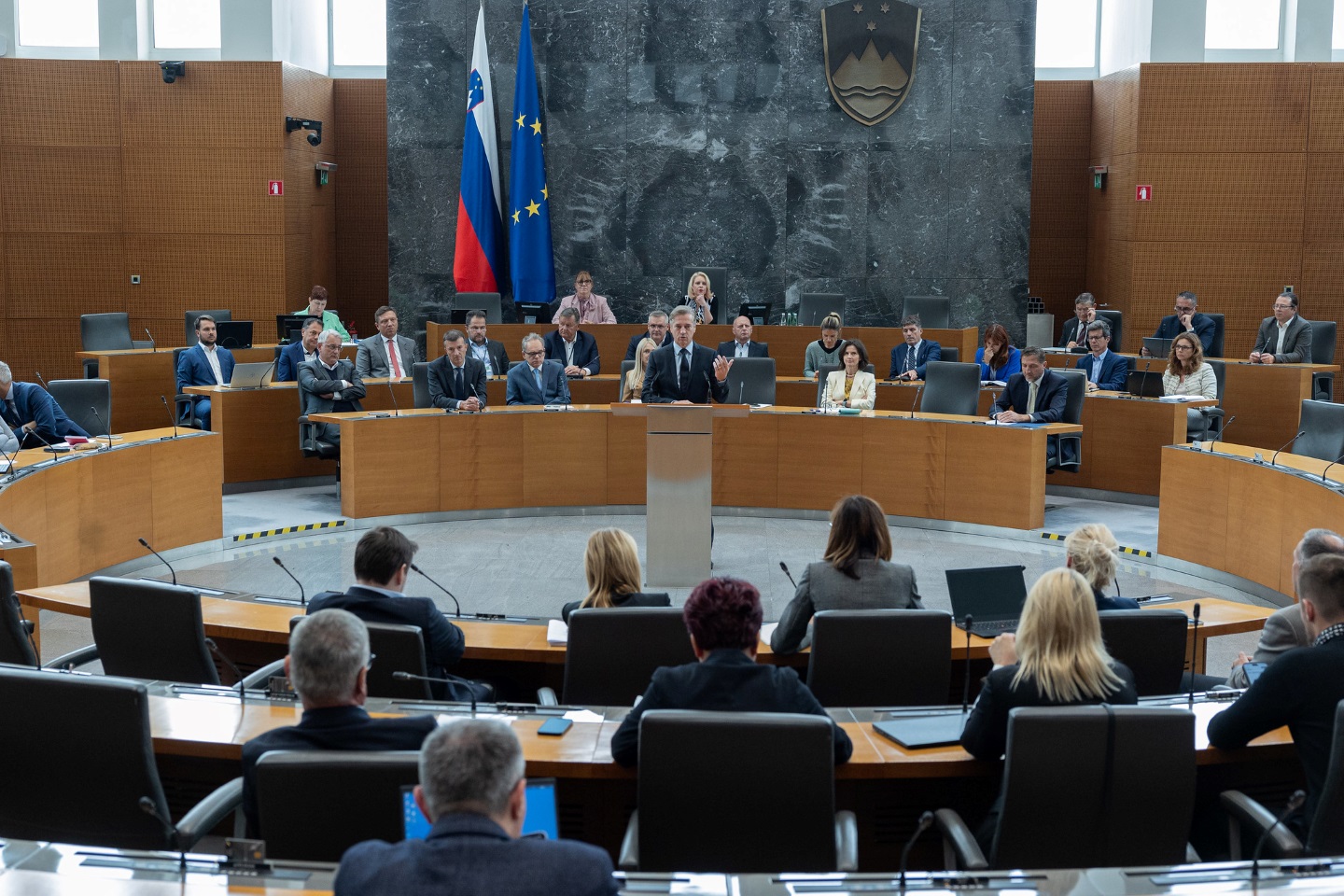 Stranke podpirajo predajo nezakonitega orožja ali streliva brez pravnih posledic