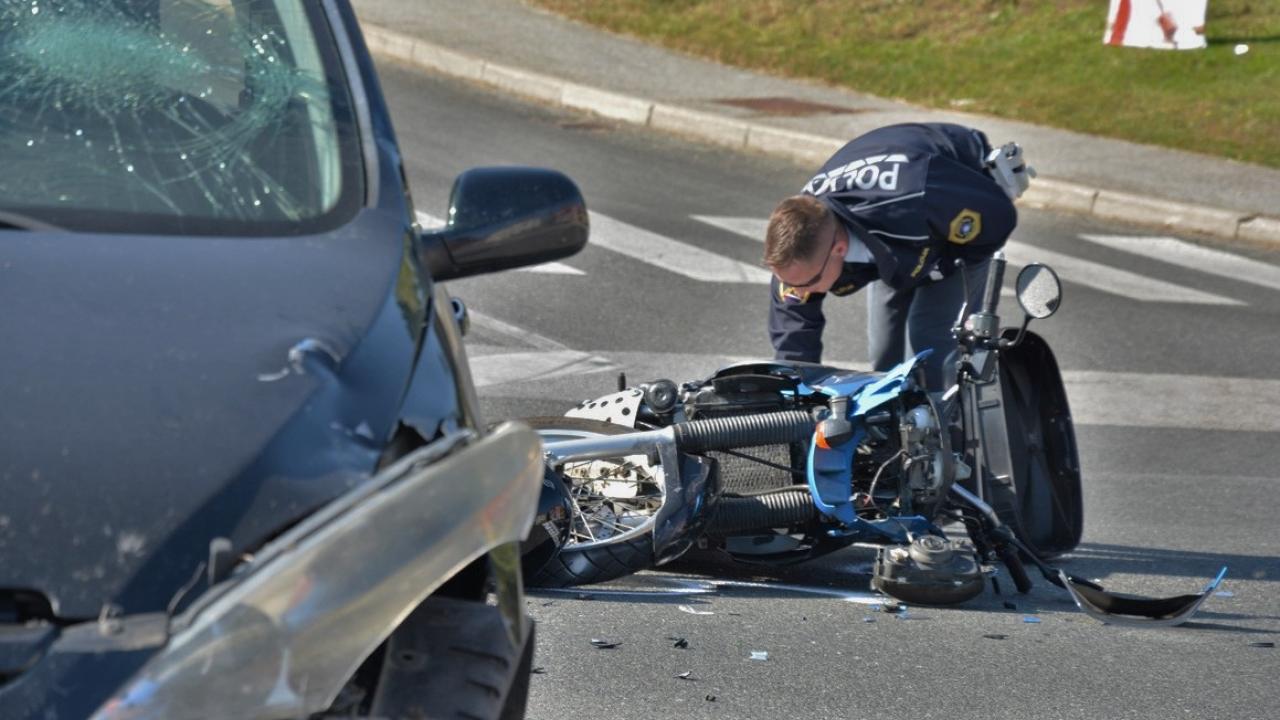 Nova tragedija na cestah: Motorist umrl na kraju nesreče
