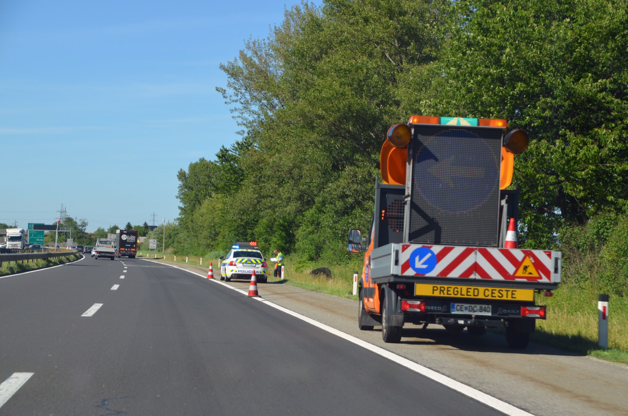 Na avtocesti proti Avstriji trčila tovornjaka, en voznik pristal v UKC Maribor