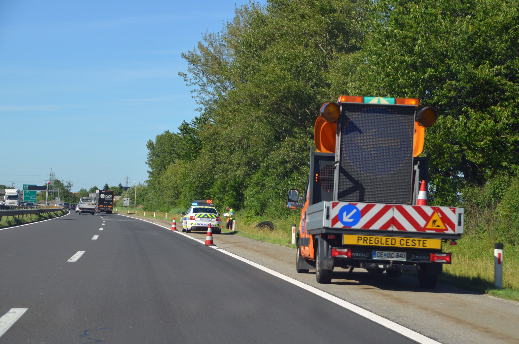 Pijan motorist na podravski avtocesti trčil v varnostno ograjo