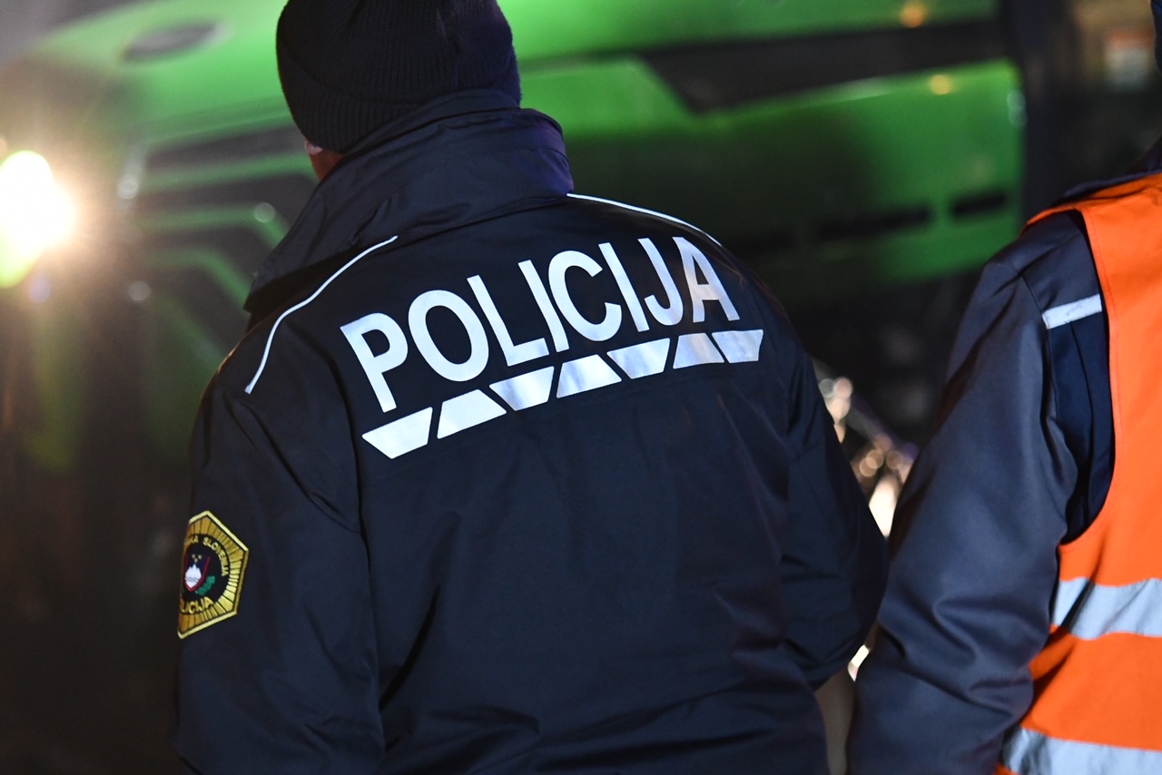 Nočni napad na prireditvi v Kranju: Neznanec v rdeči bundi napadel tri fante in pobegnil