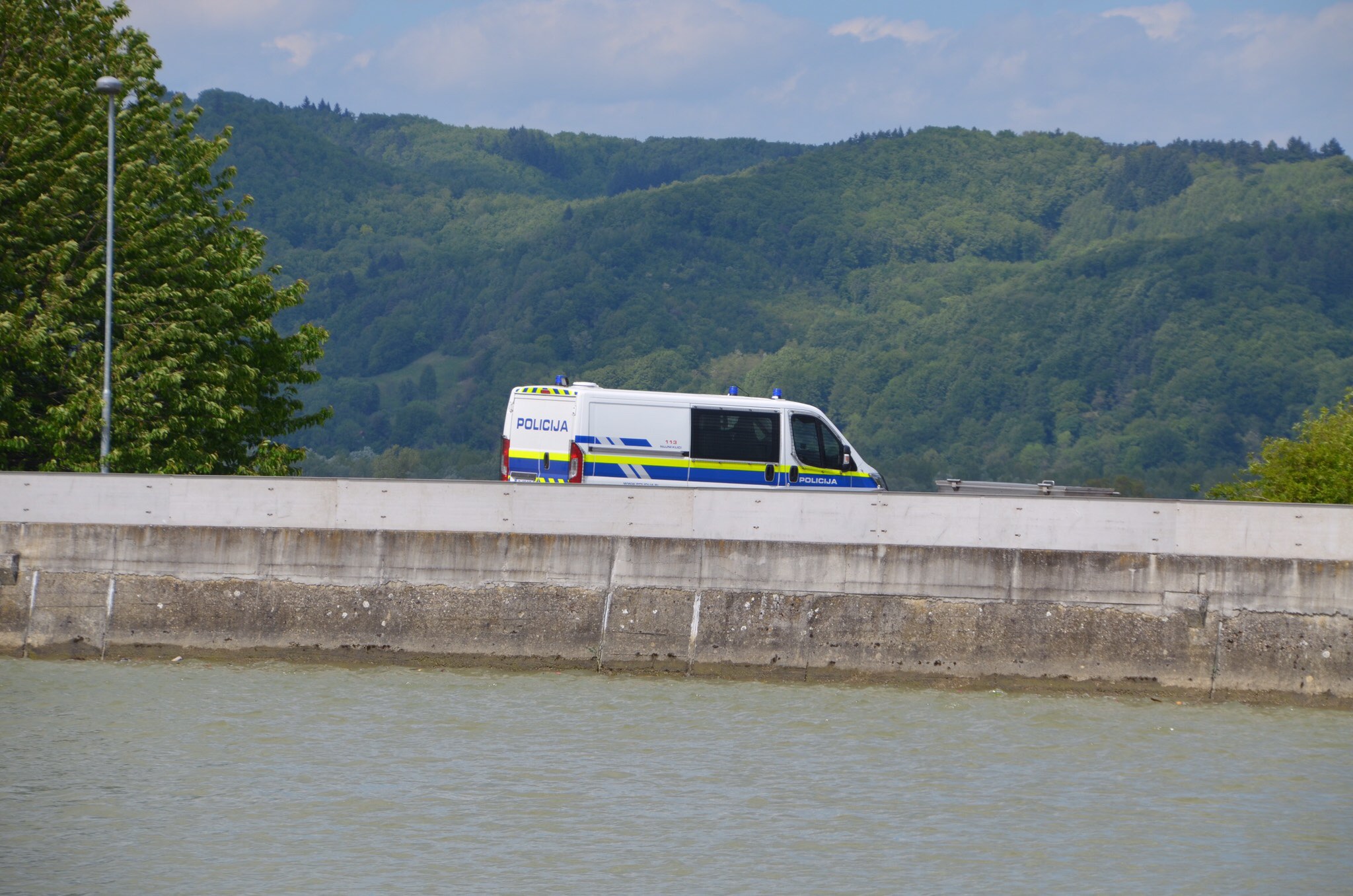 Policisti in gasilci iskali pogrešanega moškega, nato pa pri strugi opazili truplo