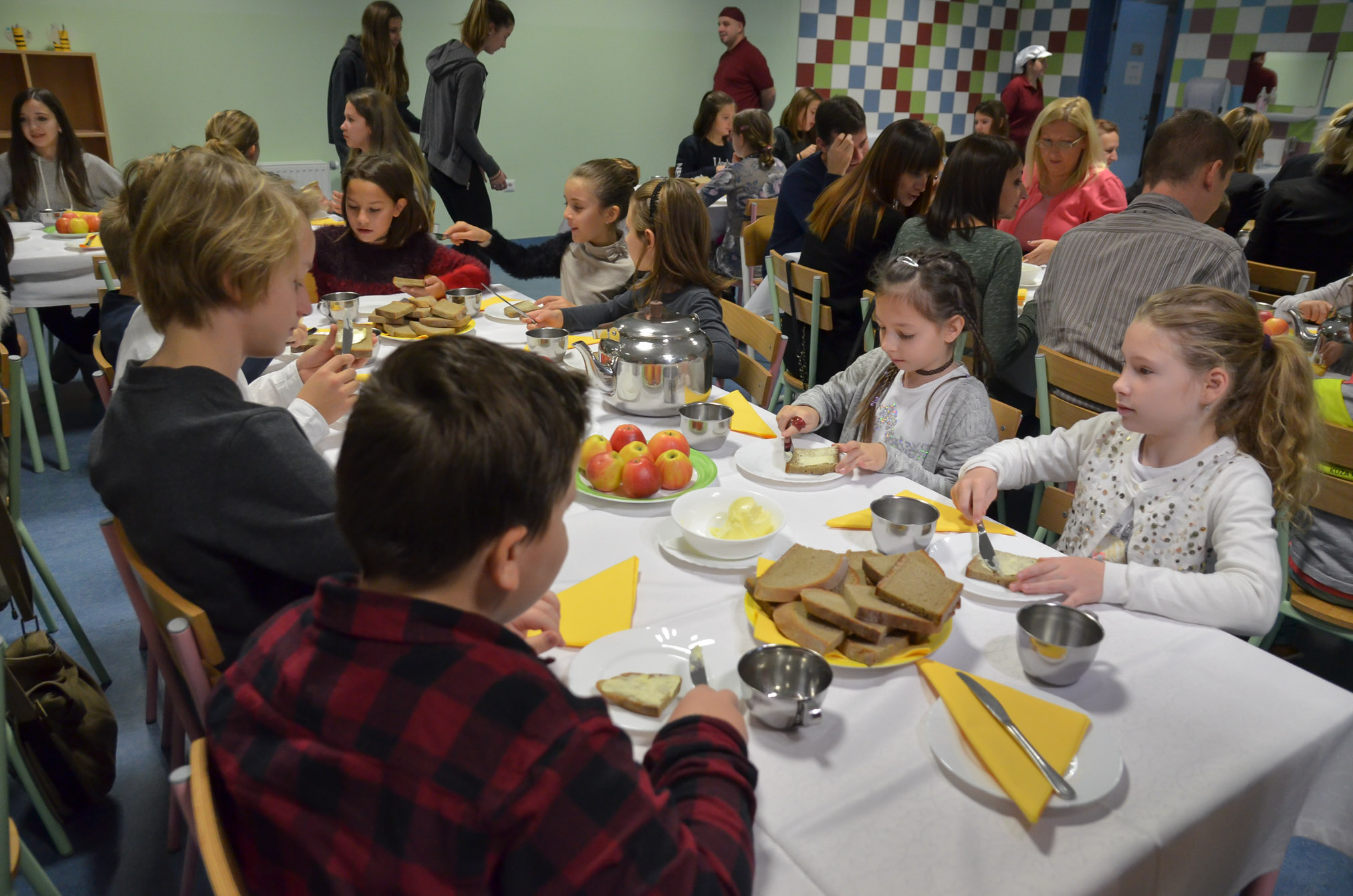 Šolarji bodo dan začeli s tradicionalnim slovenskim zajtrkom