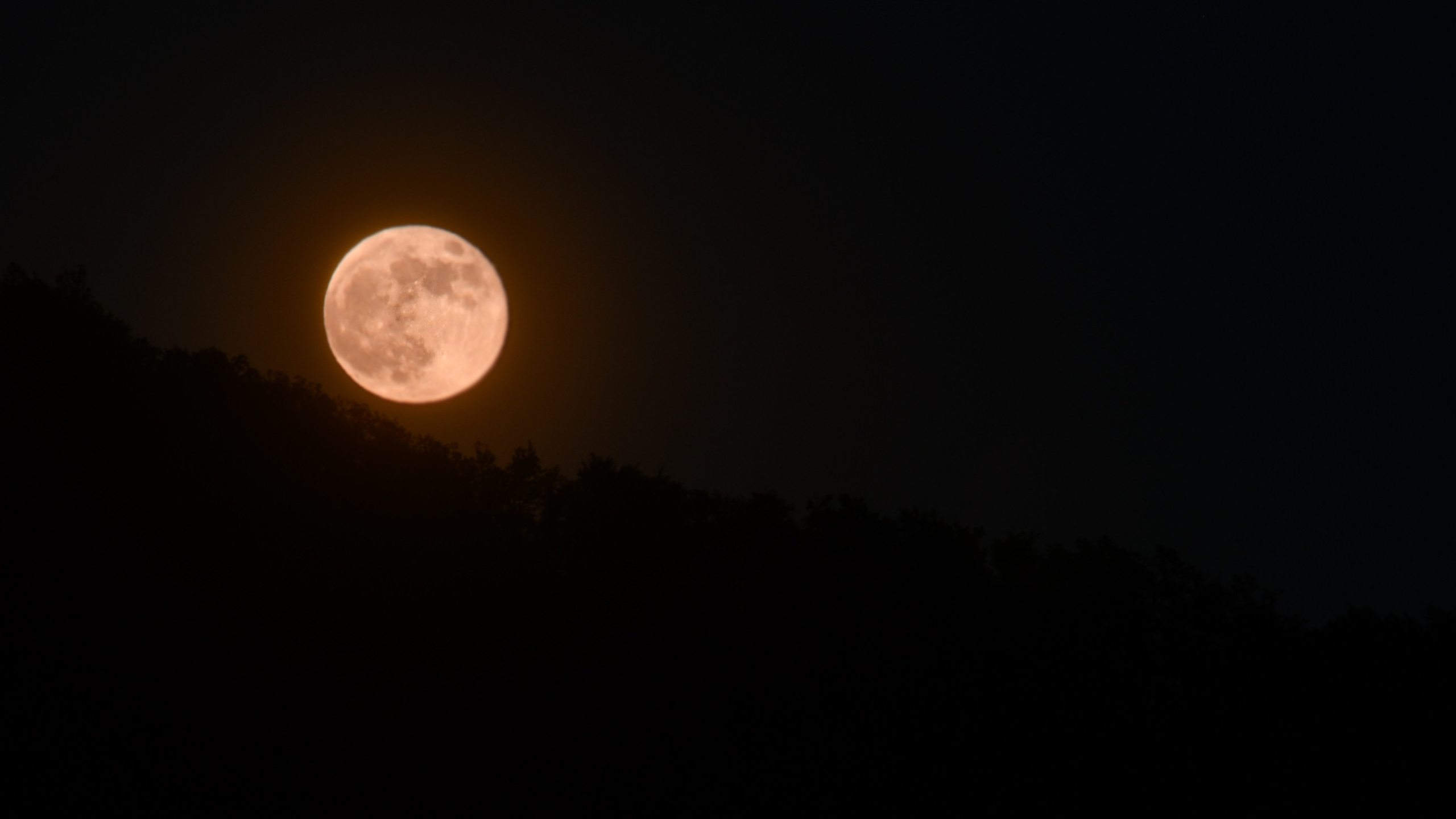 FOTO: Tako izgleda &#8220;super luna&#8221; nad Mariborom