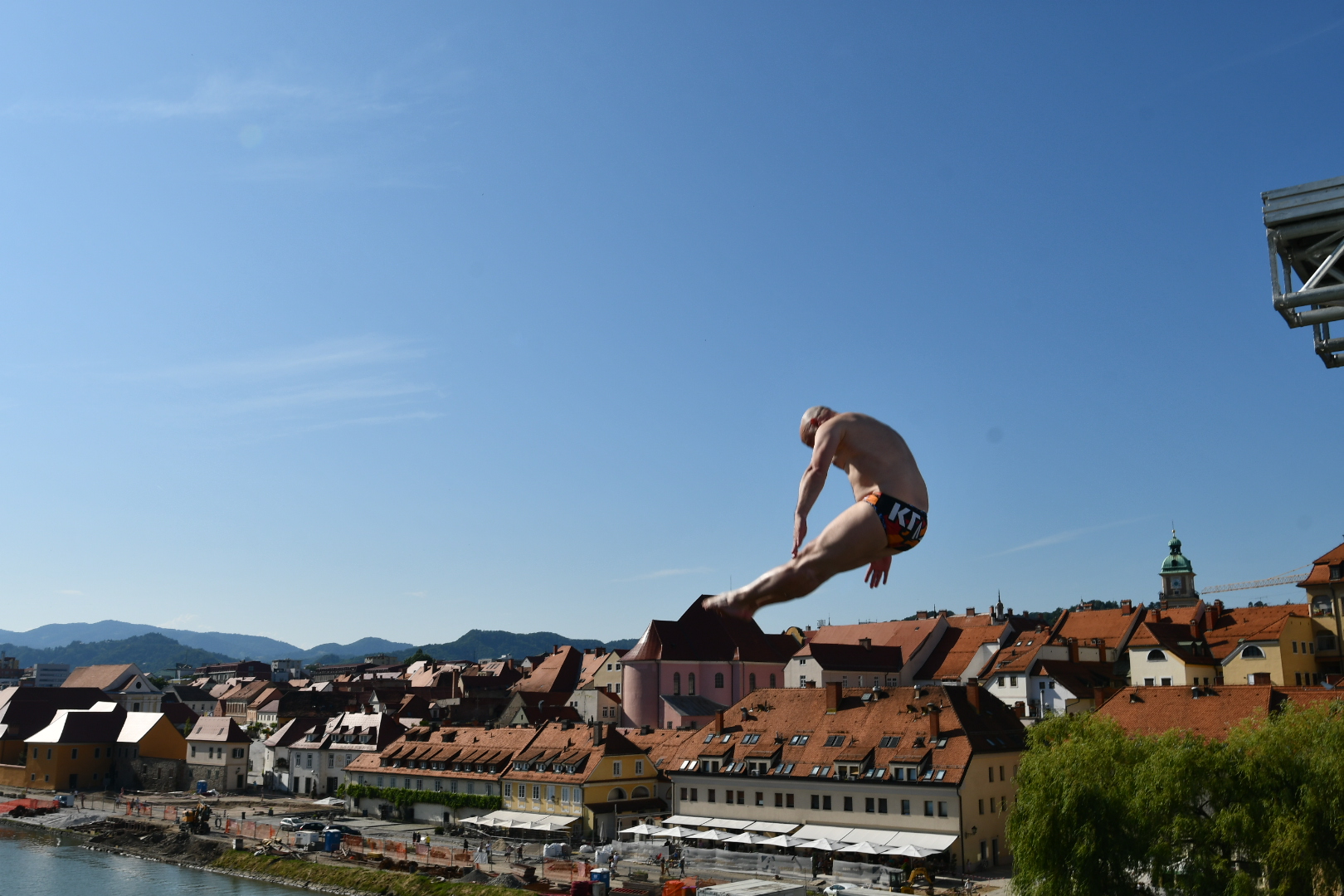 FOTO in VIDEO: Mariborčane navdušili tekmovalci s skoki v Dravo
