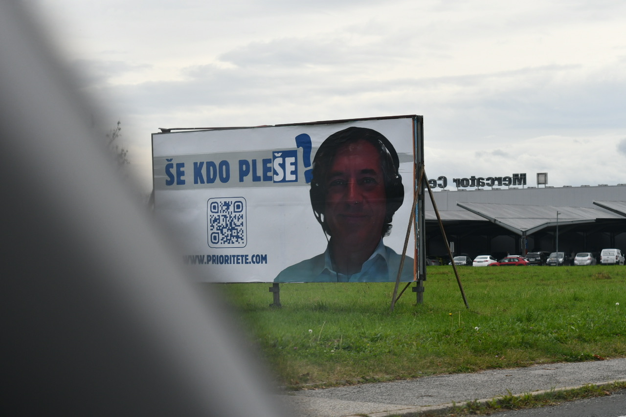 FOTO: Svoboda s kazensko ovadbo nad plakatno akcijo SDS