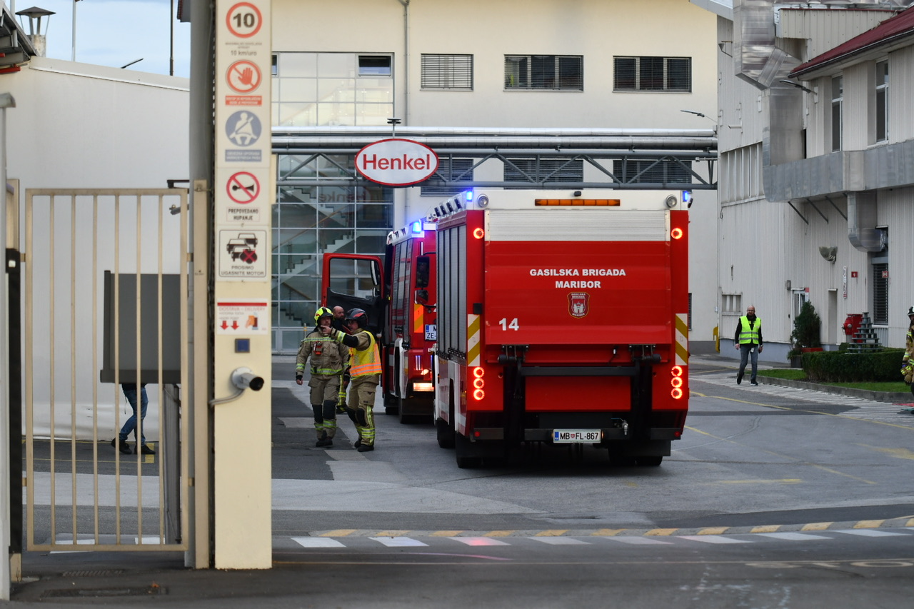 FOTO: Gasilci posredujejo v Henklu Maribor