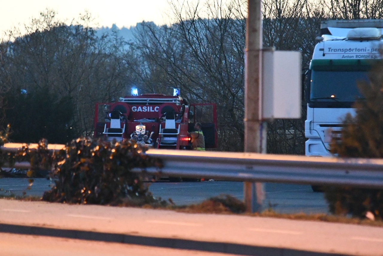 V okolici Maribora gasilci zjutraj rešili preverjeno tovorno vozilo