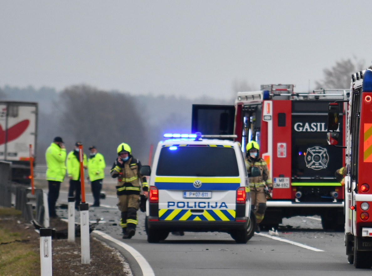 Tragična nesreča: Avto obstal na strehi v jarku, 61-letniku ni več bilo pomoči