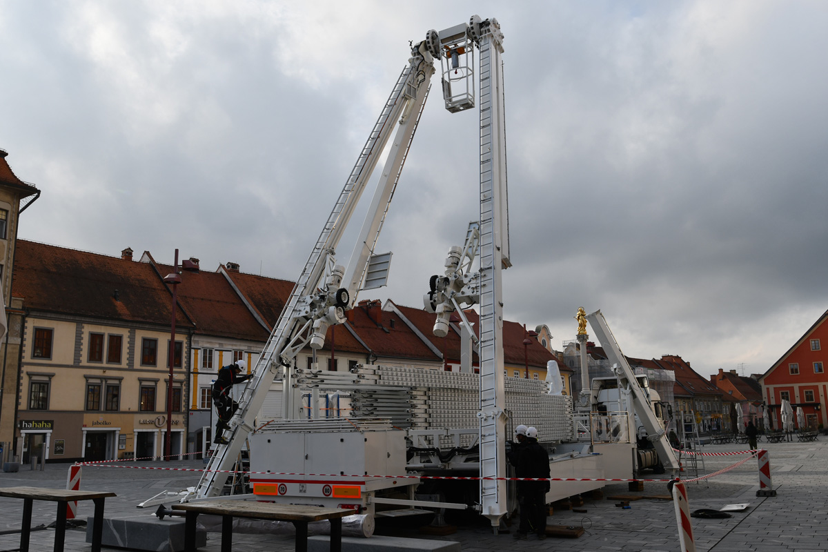 FOTO: Na Glavnem trgu začeli postavljati panoramsko kolo, Maribor bo kmalu čaroben