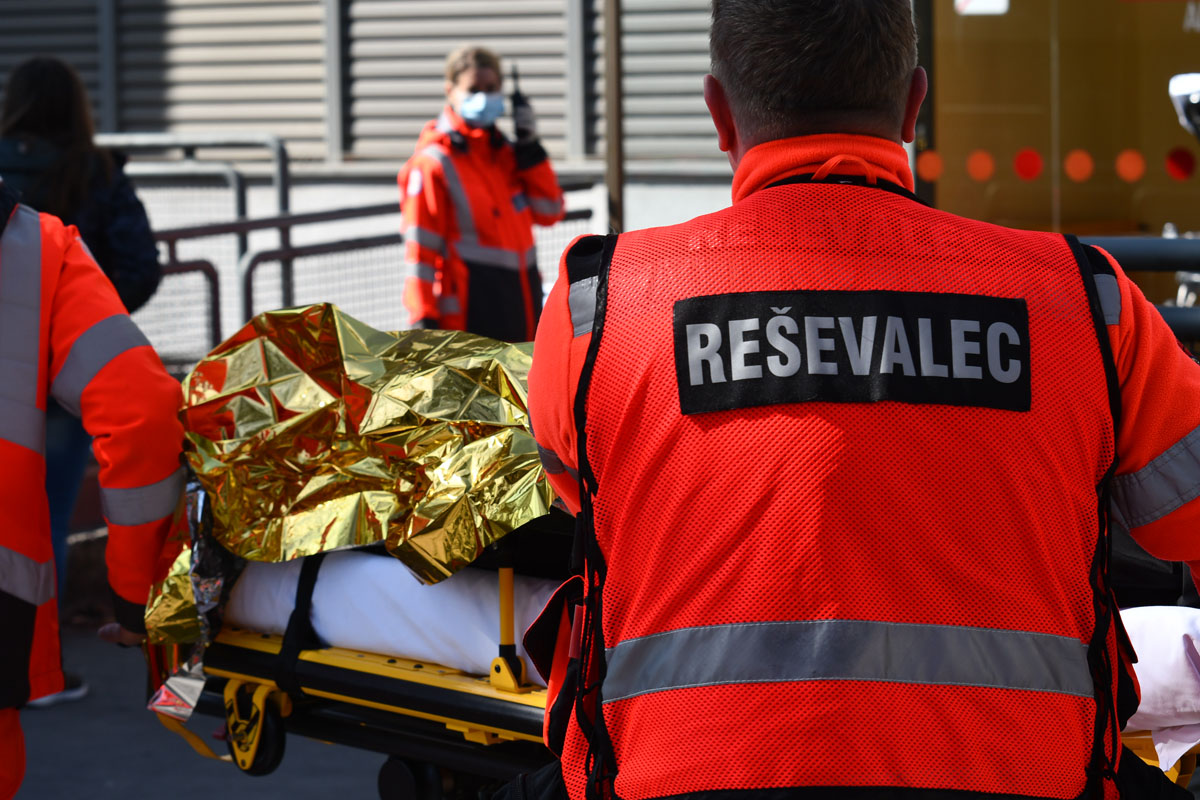 Po smrti otroka v razgretem vozilu mati prizadeta zaradi obsojanja, saj 'javnost ne pozna ozadja'